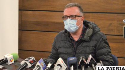 Jefe de Bancada de CC, Carlos Alarcón, en conferencia de prensa / LA PATRIA