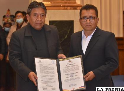 El vicepresidente David Choquehuanca junto al nuevo Defensor del Pueblo, Pedro Callisaya / APG