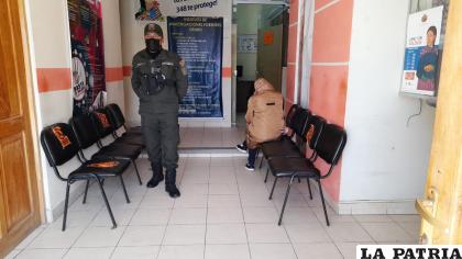 La implicada con custodio policial en la Fiscalía / LA PATRIA
