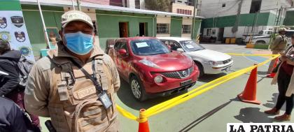 El vehículo marca Nissan de color rojo es de un ciudadano chileno /LA PATRIA