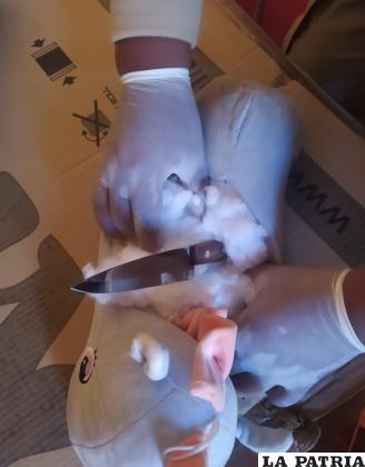 El cuchillo estaba oculto dentro el peluche /  Cortesía
