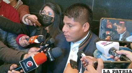 El senador del MAS, Leonardo Loza durante una entrevista /LA PATRIA