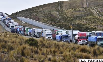 Ya van dos días de bloqueo en la carretera Oruro ?? La Paz /APG