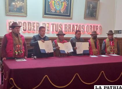 Ayer en la mañana autoridades departamentales y de Huanuni firmaron el convenio /LA PATRIA