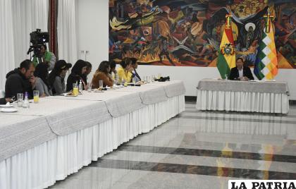 Arce en reunión para explicar el plan de exploración e inversión en gas /APG
