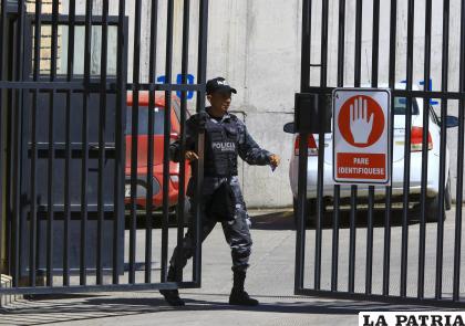 Policías vigilan los alrededores de la cárcel de El Turi en Cuenca /EFE