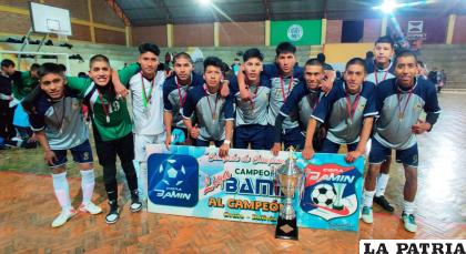 El equipo de Pagadoristas, gallardo campeón del torneo estudiantil/LA PATRIA