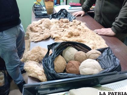  Fibra de vicuña en feria ilegal de El Alto /MMA