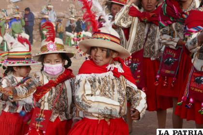 El carisma de los niños estuvo presente en el Los Sicus; ??Lisos por Siempre? de la población de Poopó, ganadores del 2do. lugar /LA PATRIA