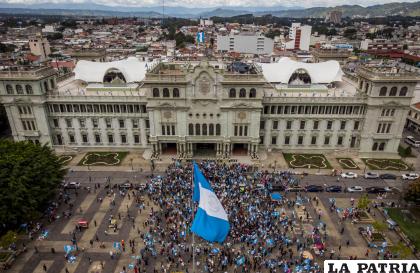 Ciudadanos durante una protesta en la plaza central de Guatemala, frente al Palacio Nacional de la Cultura en la Ciudad de Guatemala /EFE