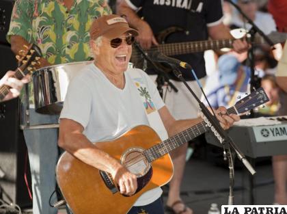 El cantautor Jimmy Buffett durante un concierto en Duval Street en Key West  /EFE
