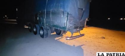 El tracto camión contra el que colisionó el vehículo pequeño /Cortesía
