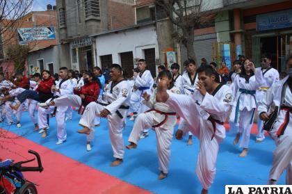 Fue una demostración especial la que realizaron los taekwondistas orureños /LA PATRIA