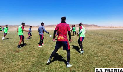 Los jugadores de CDT Real Oruro, entrenan con el objetivo de reivindicarse /LA PATRIA
