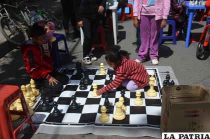 Muchos niños y jóvenes se interesaron por jugar una partida de ajedrez /LA PATRIA