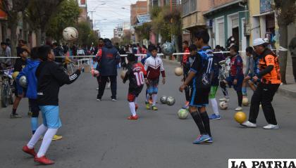 La calle se convirtió en una cancha de futsal generando mucha alegría en este día /LA PATRIA
