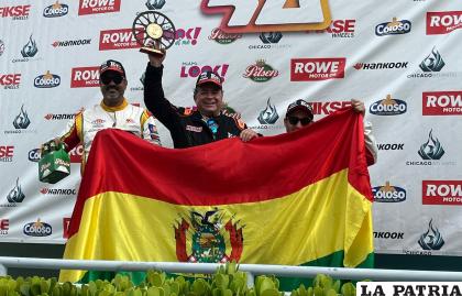 El equipo boliviano con el trofeo en manos tras ganar en Estados Unidos /Bolivia Racing Team