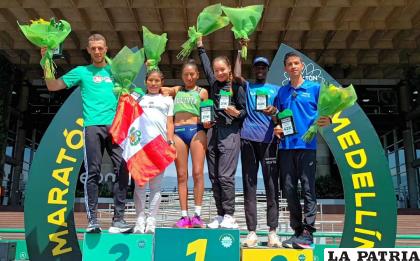 Jhoselyn Camargo en el podio, luego de ganar la Media Maratón en Medellín /FAB