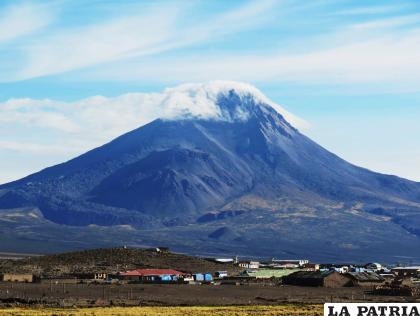 El volcán Tata Sabaya en toda su magnitud /laregión.com
