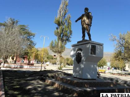 Monumento a Eduardo Abaroa en la plaza principal del mismo nombre en el municipio de Challapata