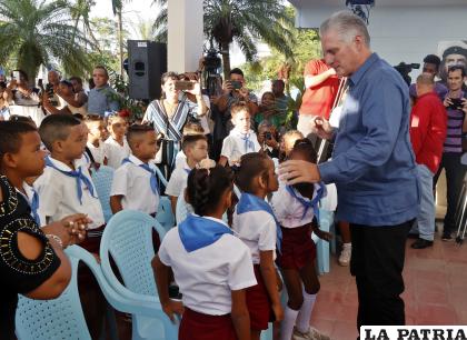 El presidente de Cuba, Miguel Diaz-Canel, visitó la escuela Manuel Martínez Prieto, durante el inicio del curso escolar, en La Habana /EFE