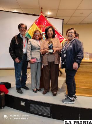 La escritora junto con familiares y amigos en la noche de premiación /Cortesía 
