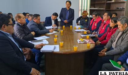 Reunión entre ministro de Minería, Marcelino Quispe, junco con autoridades municipales y representantes de la Fedecomin /GAMO