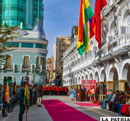 Iza de símbolos patrios para conmemorar la fundación de Oruro /Gador
