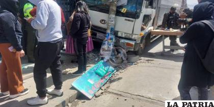 El camión golpeó contra un poste /Cortesía
