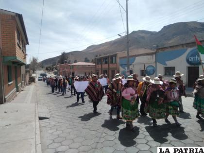 Marcha de autoridades originarias de lagunillas junto con pobladores /Cortesía