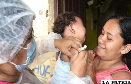 Bebé siendo vacunado por un profesional de la salud. /ABI