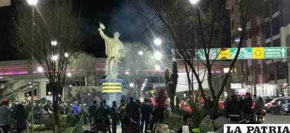 La fría noche acompañó la k??oa de los morenos 
/LA PATRIA