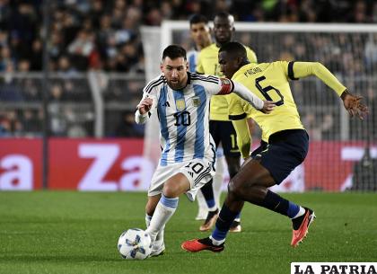 Argentina dio cuenta de Ecuador con gol de tiro libre ejecutado por Messi /EFE