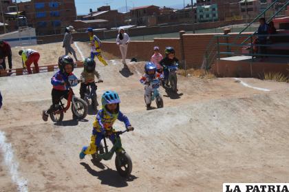 Los niños menores de 4 años, participar en la categoría Striders /LA PATRIA