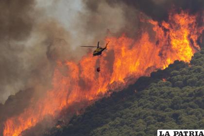 Un helicóptero trabaja en las tareas de extinción de un incendio /EFE
