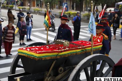 Restos del Esteban Arze son trasladados del Cementerio General a la Casa de Culturas /APG