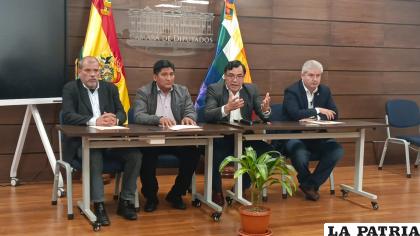 Las tres fuerzas políticas de la ALP junto con el presidente de Diputados Jerges Mercado /LA PATRIA 