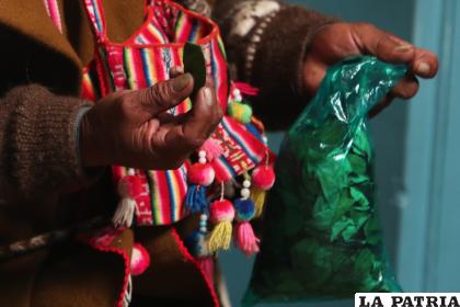 Un amauta sostiene hojas de coca durante un acto en la cancillería boliviana en La Paz /EFE