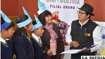 Entrega de reconocimientos a unidades educativa /LA PATRIA