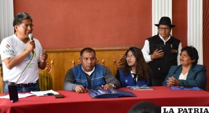 Autoridades durante el acto de reconocimiento /LA PATRIA