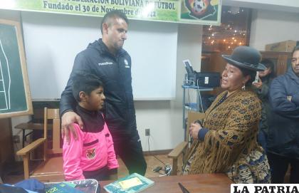 Erik Callejas junto a su mamá saludan a Vargas, anoche en el CAFO/LA PATRIA