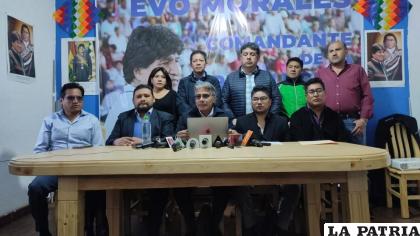 Exprocurador Wilfredo Chávez junto con dirigentes del MAS /LA PATRIA
