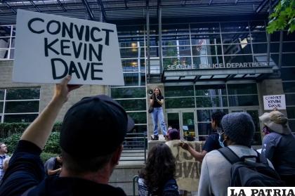 Kyla Carrillo, al centro, pronuncia un mensaje durante una protesta afuera del Departamento de Policía de Seattle el 14 de septiembre /AP