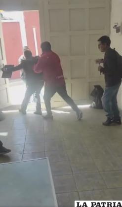 Periodista fue sacado a empujones de la sede de la FDMERO /CAPTURA DE PANTALLA