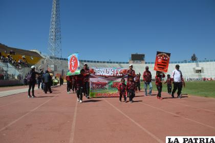 Los clubes participantes a su arribo al estadio para el acto inaugural /LA PATRIA
