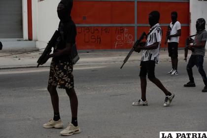 Miembros de grupos armados son vistos vigilando las calles, hoy en Puerto Príncipe (Haití) /EFE/ Johnson Sabin
