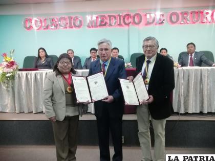 Los médicos Edgar Vargas y Oscar Ayala fueron distinguidos por sus 50 años de trayectoria /LA PATRIA