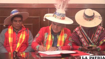 Gobernador y autoridades de Qaqachaca firman convenio para mantenimiento del camino /Captura de video