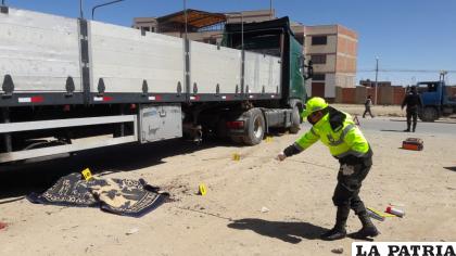 El conductor no se percató de que la señora estaba cerca de su vehículo 
/ LA PATRIA
