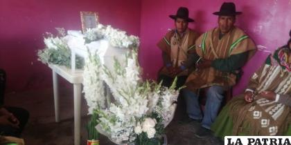 El pequeño Ángel fue velado por sus familiares y sin la presencia de su mamá /RRSS